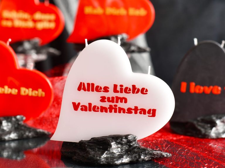 Weiße Herzkerze mit roter Aufschrift "Alles Liebe zum Valentinstag"